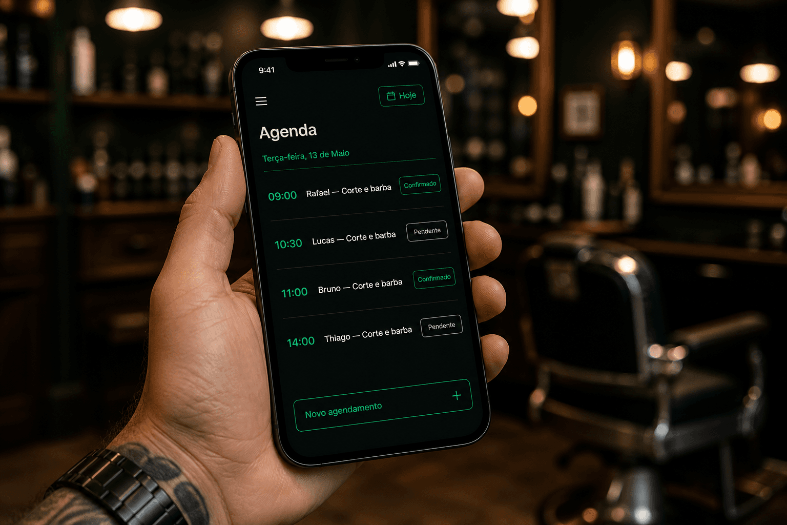 Barbeiro segurando um celular com o sistema KORTAI aberto na agenda do dia